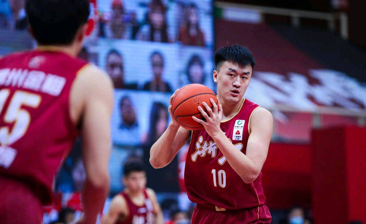 爱游戏入口-深圳队横扫福建队，布克惊艳四座