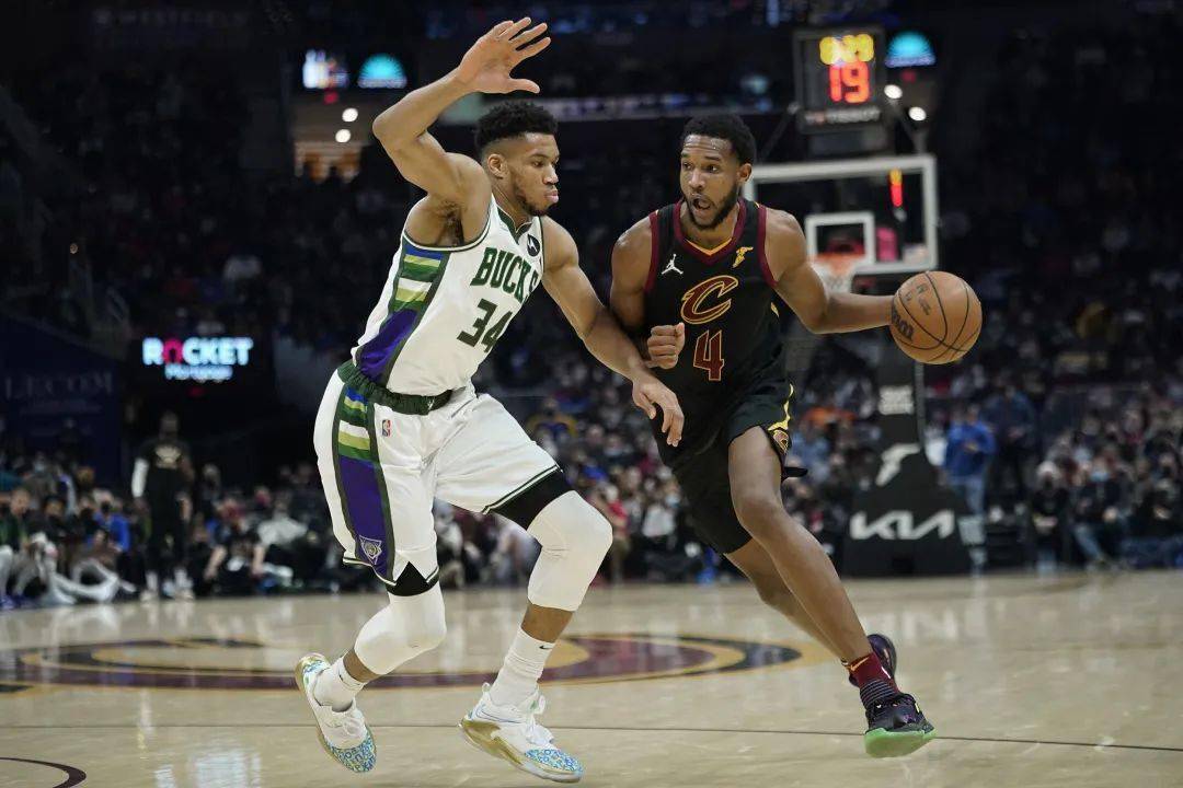 雄鹿轻取新疆队，克莱高光表现