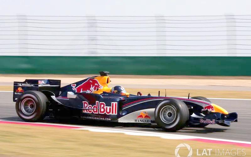 红牛车队鏖战雷诺车队，汉密尔顿扛起全队